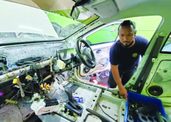 AZIZUL Bajuri menunjukkan proses baik pulih sebuah kereta Perodua Bezza ditenggelami banjir pada minggu lalu dihantar ke bengkelnya di Jalan Permai, Pandamaran di Klang, Selangor.