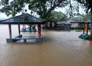 AIR Sungai Tembeling masih melimpah masuk di kawasan dataran kedai kedai, jeti bot penambang dan kediaman sejak semalam di Kampung Bantal di Jerantut, Pahang. - FOTO/IHSAN PENDUDUK KAMPUNG BANTAL