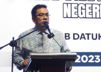 SULAIMAN Md. Ali berucap pada Seminar Pengimarahan Masjid Negeri Melaka Tahun 2023 di sebuah hotel di Ayer Keroh, Melaka.