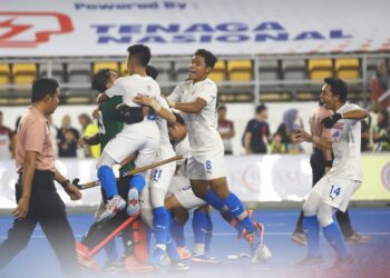 Barisan pemain Tenaga Nasional Berhad (TNB) meraikan kejayaan mengalahkan Maybank dalam aksi separuh akhir kedua Piala TNB di Stadium Hoki Nasional, Bukit Jalil sebentar tadi. (FOTO: Ihsan HOKITA)