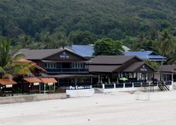 SUASANA di pasir panjang di Pulau Redang yang sunyi susulan penutupan sektor pelancongan kerana Perintah Kawalan Pergerakan (PKP) 3.0. - UTUSAN/PUQTRA HAIRRY ROSLI