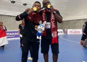 Bekas pengendali hoki negara, Dharma Raj Abdullah (kanan) kini ditawarkan menjadi rakyat Indonesia setelah membantu negara itu meraih pingat emas hoki dalam dewan di Sukan SEA Kemboja 2023.