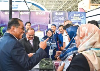 MOHAMED Khaled Nordin (kiri) beramah mesra dengan warga Universiti Utara Malaysia (UUM) ketika melawat tapak pameran universiti itu sempena Pameran Udara dan Maritim Antarabangsa Langkawi 2023, baru-baru ini. – FACEBOOK/DATUK SERI HJ. MOHAMED KHALED NORDIN