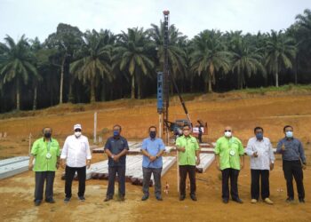 MD. RAHIDIN Sahar (lima dari kanan) bersama Ahli Lembaga Pengarah Empire Golden Oil Refinery (EGO) Sdn. Bhd. selepas majlis pecah tanah di tapak pembinaan kilang di Jeransong di Jerantut, Pahang. - UTUSAN/HARIS FADILAH AHMAD