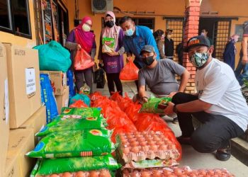 BARANGAN yang hendak didermakan kepada mangsa banjir hendaklah disusun dan dibungkus sebaik-baiknya. – GAMBAR HIASAN