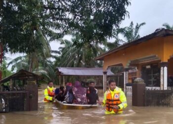 KEADAAN banjir adalah serius kerana usaha menyelamat sukar dilakukan akibat cuaca buruk dan jalan ditenggelami air. – GAMBAR HIASAN/IHSAN PDRM