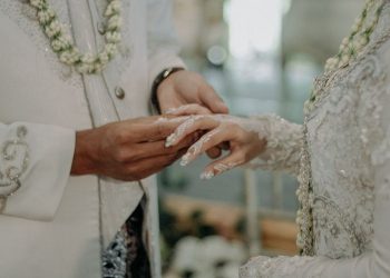 SEORANG pengantin wanita histeria selepas bekas kekasih hadir majlis perkahwinannya di Lombok, Indonesia. - GAMBAR HIASAN