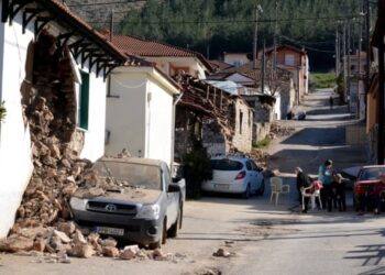 KEADAAN rumah yang musnah akibat dua gempa bumi yang melanda Greece pada minggu lalu. - AGENSI