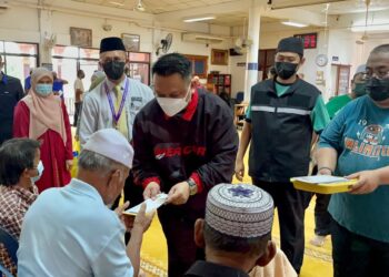 TUANKU Syed Faizuddin Putra Jamalullail berkenan berangkat menyerahkan sumbangan agihan zakat MAIPs di Masjid Assobirin Kampung Gial, Perlis semalam.-UTUSAN