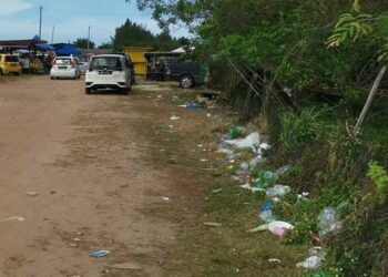 SEBAHAGIAN bekas makanan dan minuman yang dibuang oleh pengunjung di pesisir pantai Tanjung Dawai, Merbok, Sungai Petani hari ini. - UTUSAN/NUR SYAZWANA MANSOR