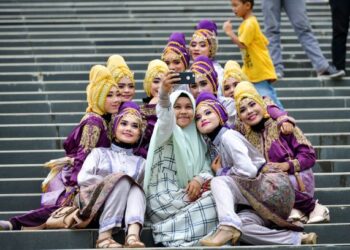 GOLONGAN milenial yang obses terhadap teknologi dan mempunyai kecenderungan melancong yang tinggi menjadi fokus syarikat penerbangan pemula Indonesia, Super Air Jet. – GAMBAR HIASAN/AFP