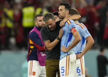 BUSQUETS ditenangkan oleh jurulatihnya selepas Sepanyol tersingkir di Piala Dunia 2022 selepas dikejutkan Maghribi 3-0 menerusi penentuan sepakan penalti.