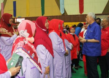 ISMAIL SABRI Yaakob (kanan) beramah mesra dengan Jalinan Rakyat Wanita Bera pada perjumpaan khas dan ramah mesra petugas Jalinan Rakyat (JR) Wanita bersama Perdana Menteri di Kompleks Rakan Muda di Bera, Pahang.