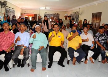 AKMAL NASRULLAH MOHD. NASIR bergambar bersama  penerima bantuan pada Program Serahan Bantuan Bencana Banjir di Balai Raya Jalan Hujung Kampung Melayu Majidee, Johor Bahru.