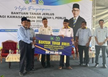 MOHD Shukri Ramli (tiga dari kanan) menyerahkan mock cek kepada Pengerusi PPK MADA Simpang Empat, Abd Rahim Abu Bakar (kiri) sewaktu Majlis Penyampaian Bantuan Tanah Jerlus Bagi Kawasan MADA Wilayah 1 Perlis Tahun 2022 di PPK E1 Simpang Empat, Arau, Perlis hari ini. -UTUSAN/ASYRAF MUHAMMAD