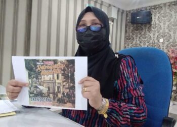 ZARINAH Safiran menunjukkan poster Pameran Taiping Retrospektif Sejarah dalam sidang akhbar di Taiping hari ini. - UTUSAN/WAT KAMAL ABAS