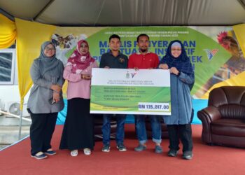 NORLELA Ariffin (kanan) dan Dr. Saira Banu Mohamed Rejab (dua dari kiri) bersama penerima bantuan ternakan pada Majlis Penyerahan Bantuan dan Insentif Pembangunan Projek Industri Ternakan Jabatan Perkhidmatan Veterinar Negeri Pulau Pinang Tahun 2022, di Butterworth hari ini.