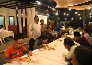 ROZABIL Abd. Rahman beramah mesra bersama pengamal media pada Majlis Moreh Bersama Media di The Bunker Cafe, Batas Liku, Arau, Perlis semalam.- UTUSAN/IZLIZAN OTHMAN