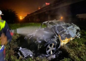 KEADAAN kenderaan jenis Mercedes yang terbakar dan meragut empat nyawa di bawah jejambat Lebuhraya Lembah Klang Selatan ( SKVE) susur keluar ke Telok Panglima Garang, Klang, Selangor.