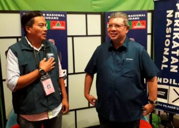 SAIFUDDIN Abdullah (kanan) bersama calon PN Permas, Tazul Arifin Nasri ketika meninjau bilik gerakan Bersatu Bahagian Pasir Gudang di Bandar Seri Alam, di sini.