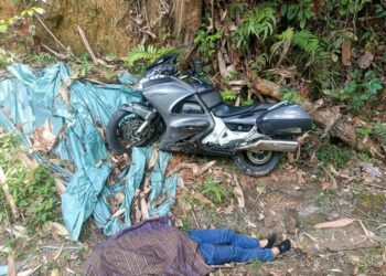 MANGSA yang maut selepas ditimpa batu ketika menunggang motosikal di Kilometer 35.4 Jalan Tranum-Bukit Fraser di Raub, Pahang.