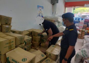 SEBUAH pasar raya di Kota Warisan, Sepang diserbu KPDNHEP selepas disyaki menyembunyikan bekalan minyak masak peket bersubsidi. -KPDNHEP