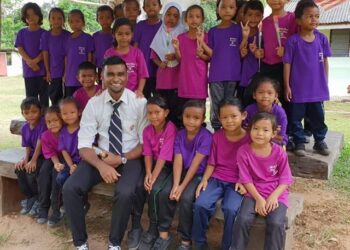 SAMUEL bersama murid-murid Orang Asli SK Runchang, Pahang. Gambar Istagram Samuel