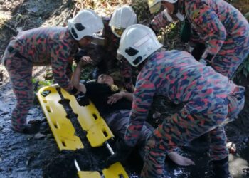 Anggota bomba mengusung wanita yang tercampak ke dalam longkang dalam kejadian di Kampung Batu Tiga, Jalan Kapar di Klang pada 23 September 2020.