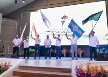 MADHZIR  KHALID  (tiga dari kanan) mengibarkan bendera bagi  merasmikan Karnival Sukan KPLB 2022 pada Majlis Perhimpunan Kementerian Pembangunan Luar Bandar (KPLB) Bulan Julai Tahun 2020 di Dewan Kejora, Bandar Penawar, Kota Tinggi hari ini.