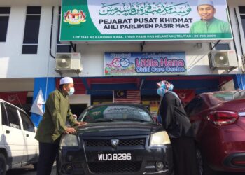 AHMAD Fadhli Shaari (kiri) berbual-bual sambil
menyerahkan sumbangan kereta kepada Nur Ain mangsa runtuhan tebing Sungai Kelantan di Kampung Pohon Chelagi, Pasir Mas baru-baru ini. - UTUSAN/YATIMIN ABDULLAH