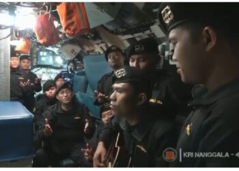 RAKAMAN video menunjukkan sebahagian kru Nanggala-402 menyanyi dan bermain gitar di dalam kapal selam itu, baru-baru ini. - AGENSI