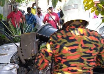 PASUKAN bomba sedang mengeluarkan mangsa kemalangan dekat Jalan Haji Muhamad 2, Bukit Belimbing di Kuala Selangor, Selangor, hari ini.