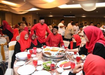 FATHUL Bari Mat Jahya (tiga dari kiri) beramah mesra bersama kepemimpinan UMNO Kangar sewaktu Majlis Iftar Ramadan bersama kepemimpinan UMNO Bahagian Kangar di Hotel Regency, Kangar, Perlis semalam.-UTUSAN/IZLIZAN OTHMAN