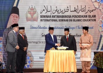 ABANG Johari (tengah) merasmikan Seminat Antarabangsa Pendidikan Islam di Raia Hotel, Kuching hari ini.