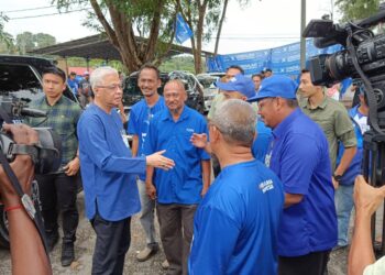 ISMAIL SABRI Yaakob (dua dari kiri) hadir pada program ramah mesra bersama penduduk Bandar 32 di Bera, Pahang. - UTUSAN/SHAIKH AHMAD RAZIF