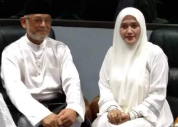 KHALID Samad bersama wanita dikenali Wani yang viral di media sosial.