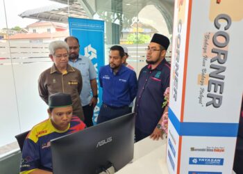 AHMAD ZAKIYUDDIN Abdul Rahman (kiri) meninjau Serambi Ilmu Rakyat (SIR) Corner di Masjid Jamek Shaik Eusoff Dhoby Ghaut di Jalan Air Itam, George Town, Pulau Pinang.