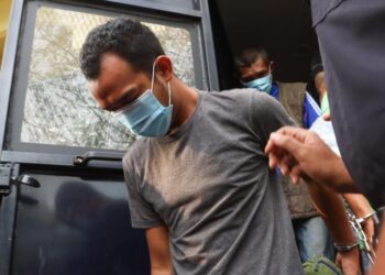 MUHAMMAD Fakhri Abdul Muthalib, 25, mengaku bersalah mendera bayi lelaki berusia tujuh bulan di Mahkamah Sesyen Butterworth, Pulau Pinang hari ini.