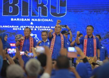 BUNG Moktar Radin (kiri) bersama Ahli Dewan Undangan Negeri (ADUN) Usukan, Datuk Seri Salleh Tun Said (tengah) dan Ahli Majlis Kerja Tertinggi (MKT) UMNO, Datuk Seri Abdul Rahman Dahlan (kanan) semasa Program Gelombang Biru di Kota Belud hari ini.