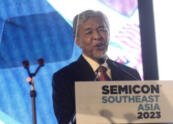 AHMAD ZAHID Hamidi ketika berucap merasmikan Persidangan Semicon Asia Tenggara 2023 di Spice Arena, Bayan Lepas, Pulau Pinang hari ini. - Pic: IQBAL HAMDAN