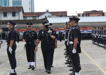 MIOR Faridalathrash Wahid (tengah) memeriksa perbarisan kehormat pada Perhimpunan Bulanan Ibu Pejabat Polis Kontinjen (IPK) Perak di Ipoh hari ini. - UTUSAN/ASLIZA MUSA