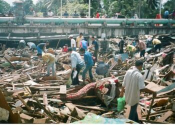 BENCANA Tsunami yang melanda Banda Aceh pada 2004. -AGENSI