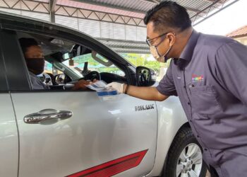 MOHD. SHARKAR Shamsudin menyerahkan sumbangan wang tunai kepada pengusaha pelancongan di Taman Negara Kuala Tahan di Jerantut, Pahang pada 3 Ogos 2021. - FOTO/NIK NAIZI HUSIN