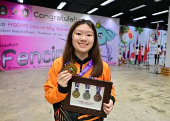 PHILIPPA meraih pingat emas dalam acara foil individu wanita pada temasya Sukan Universiti ASEAN (AUG) 2022.