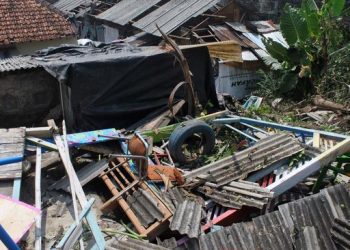 SEJUMLAH rumah penduduk di Babelan Kota rosak teruk akibat dibadai puting beliung. - AGENSI