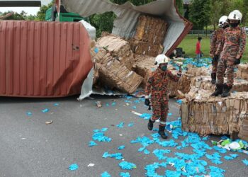 Anggota bomba melakukan kerja-kerja menyelamat mangsa kemalangan membabitkan sebuah kontena dibawa lori  terjatuh dari atas jejambat di Jalan Pelabuhan Klang, Pulau Indah di Klang, Selangor, hari ini.