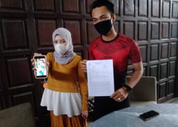 ROSILAWATI Ismail dan suaminya memutuskan untuk menyaman HRPZ II yang didakwa cuai sehingga menyebabkan kematian bayi sulung mereka Jumaat lalu. - UTUSAN/ROHANA MOHD. NAWI