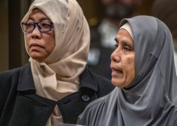 NORAINI Milne (kanan) ditemani keluarga tampil menceritakan perasaan kehilangan anak lelakinya, Sayyad Milne dalam sesi keterangan prosiding jatuh hukum di mahkamah di Christchurch, New Zealand. – AP