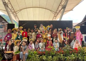 WAN Aishah Wan Nawawi (belakang, tengah) bersama Nasaruddin Abdul Muttalib (belakang, kanan) bergambar bersama peserta Pertandingan Pakaian Klasik yang diadakan sempena Sambutan Ulang Tahun ke-20 Langkawi SkyCab di Langkawi. -UTUSAN/NUR AMALINA AZMA