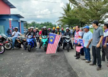 AHMAD MASLAN bersama peserta Konvoi Kemerdekaan Jawatankuasa Pembangunan dan Keselamatan Kampung (JPKK) ke Port Dickson selepas taklimat pertandingan Kampung Sejahtera di Kampung Puteri Menangis, Ayer Baloi, Pontian.